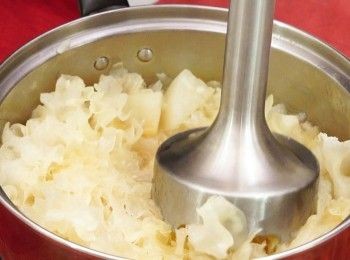 step7: 用攪拌機或手提攪拌器打碎，
Use a blender or hand mixer to blend the soup until smooth.