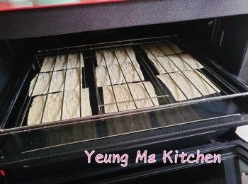 step4: 再放上另一烤架，這樣烤出來會較平直美觀(如不介意外觀可省略此步驟）。