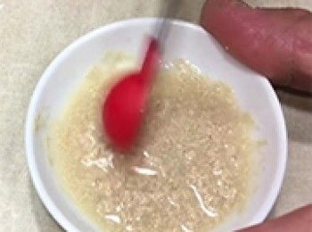 step1: 在材料中的糖及清水取一茶匙左加，加入酵母中拌勻，靜置2分鐘。(激活酵母)