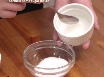 step2: 再往撒上一層砂糖，放入雪櫃備用
Sprinkle some sugar inside. Freeze the mould.