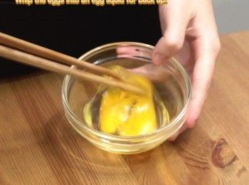 step2: 雞蛋打發備用
Whisk the eggs.