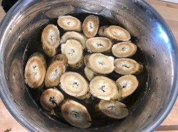 step3: 將牛蒡的硬皮刮走，切成塊狀後放進白醋水中浸泡。