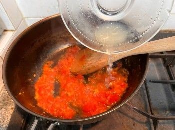 step6: 離鍋前加入檸檬汁和糖調味，最後灑在鯖魚上即可。