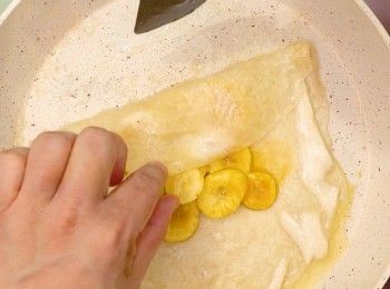 step5: 四邊反向中間，慢火煎3-4分鐘至薄餅香脆
Flip the four sides towards the center. Pan fry over low heat for 3-4 minutes until the roti is crispy.