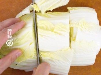 step2: 旺菜切大塊
Cut Chinese cabbage into pieces.