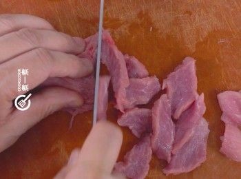 step3: 瘦肉切片，加生抽略醃
Slice lean pork and marinate with soy sauce.