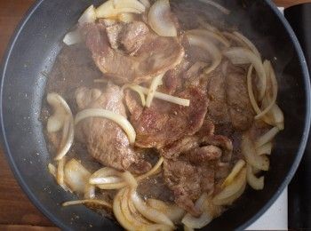 step4: 等到醬汁收到你喜歡的濃稠度後，即可與高麗菜絲一起盛盤。