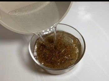 step2: 將乾桂花用500毫升的熱水浸泡30分鐘。
