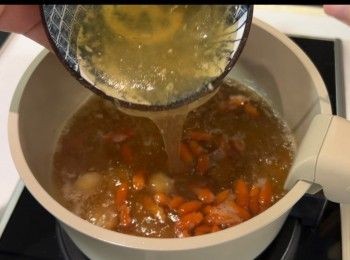 step6: 當煲內的水滾起而冰糖完全溶化後，加入魚膠溶液（魚膠粉30克與清水150毫升混和）
