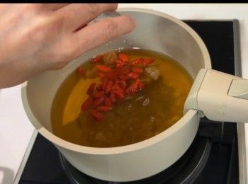 step5: 再倒入浸泡的杞子和龍眼肉，用細火煮至滾起。