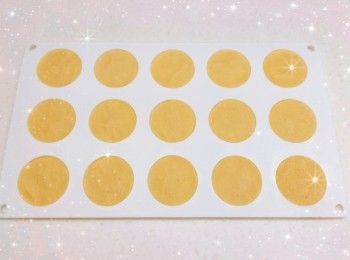 step3: 預熱5分鐘（160°），放中層，焗約20-25分鐘（時間視乎厚薄而定） 2. 然後再焗1-2分鐘（220°）至表面金黃（調高溫度上色） 3.最後用餘溫再焗3-5分鐘（餘溫可令曲奇更上色和脆口）