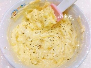 step4: 蒜頭去皮用攪拌機攪碎成蒜泥，放入鹽和牛油（牛油先放室溫軟化／用微波爐加熱至略為軟化）拌勻