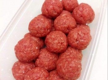 step4: 然後分成一份份（約13 g；可用小圓匙分份），再搓成小圓球，便成牛肉丸，放進雪櫃冷藏，備用