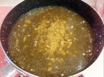 step7: 用少量油爆香蒜蓉，加入<span class="group_2">調味料</span>水，用中火煮滾後，加入適量的辣椒粉和麻油，拌勻