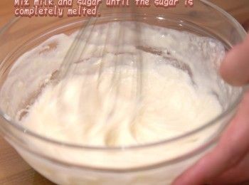 step3: 牛奶及糖鍋中攪拌至糖融化
Mix milk and sugar in a hot pan until the sugar is completely melted.