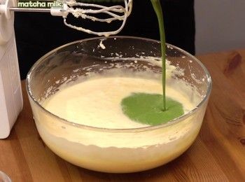step5: 再加入雞蛋、煮好的抹茶鮮奶
Then add in egg and matcha milk.