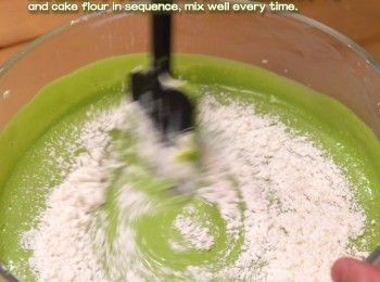 step6: 最後加入低筋麵粉，徹底拌勻
And finally cake flour.  Mix well thoroughly.