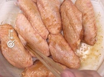 step1: 先用<span class="group_2">醃料</span>醃<a href="https://bit.ly/3zHU5V3" target="_blank" data-keyword="雞翼" class="guide-link"><strong>雞翼</strong></a> <span style="display:inline-block;vertical-align:middle;margin-top:-3px;color:initial;border-radius:3px;padding:2px 3px;font-size:12px;line-height:14px;background:#87d300;color:#fff;">即買</span> 半小時或以上
Marinate chicken wings with the marinade for at least 30 minutes.