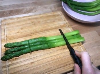 step5: 把蘆筍切段，放進冷藏庫冷藏2-3小時。混合調味料後，配合涼快的蘆筍食用。