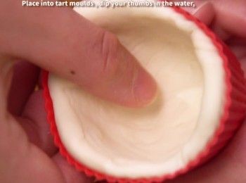 step6: 用拇指沾水推開麵團，靜置鬆弛約10分鐘。
Dip your thumbs in the water, flatten the dough so it fits, rest for 10 minutes.