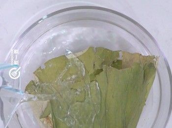 step5: 荷葉洗淨浸軟 
Wash the dried lotus leaf and soak until softened.
