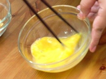 step4: 雞蛋拂勻
Whisk egg.