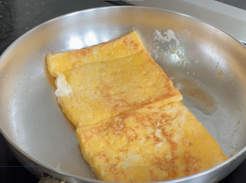 step4: 平底鍋中火預熱，加入牛油，加入麵包煎香兩面