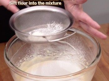 step5: 把篩過的麵粉加入攪拌
Sift flour into the mixture.