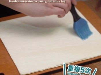 step3: 酥皮攤平，表面搽上少許水，蓋上另一張酥皮，合共5張為一疊
Brush some water on pastry. Cover another sheet on top. Totally 5 sheets as a thick pastry.