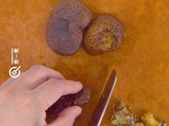 step3: 冬菇浸軟去蒂
Soak dried shiitake mushrooms until they are soft, and remove the stems.