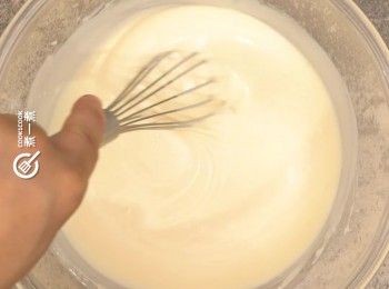 step3: 糯米粉、砂糖、牛奶，油及雞蛋攪拌至無顆粒
Mix glutinous rice flour, sugar, milk, oil, and egg until there are no lumps.