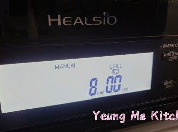 step3: 我用healsio水波爐Grill Mode全程烤約8分鐘。如用焗爐～預熱130度烤約5分鐘便可。每個焗爐爐温都不同，請自行調節判斷。