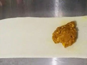 step9: [咖哩角包法]在一端，加上一茶匙<span class="group_2">餡料</span>