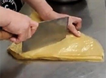 step17: [開腐皮]繼續斜切大小相約的三角形