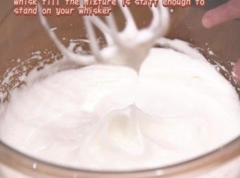 step6: 分兩次加入糖繼續打發至蛋白企身
Add the sugar in two separate times and whisk till the mixture is stiff peaked.