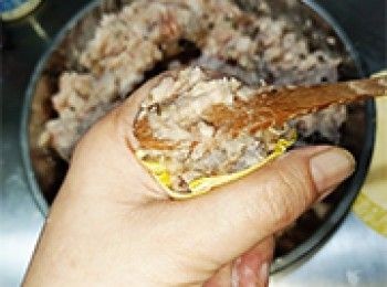 step8: 左手斧口包裹著燒賣，不停轉動