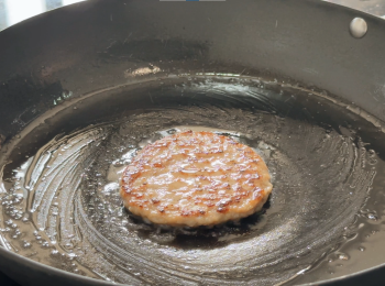 step8: 豬柳反轉再煎兩分鐘，可輕按豬柳表面，平均受熱