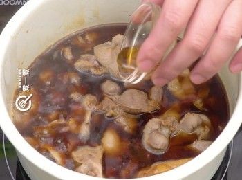 step5: 最後加入麻油、米酒
Finally, add some sesame oil and rice wine.