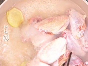 step1: <a href="https://bit.ly/3zHU5V3" target="_blank" data-keyword="雞翼" class="guide-link"><strong>雞翼</strong></a> <span style="display:inline-block;vertical-align:middle;margin-top:-3px;color:initial;border-radius:3px;padding:2px 3px;font-size:12px;line-height:14px;background:#87d300;color:#fff;">即買</span> 解凍洗淨，放滾水內與薑片及紹興酒中火同煮10分鐘盛起
Thaw and wash chicken wings, then boil them in a pot of boiling water with ginger slices and Shaoxing wine over medium heat for 10 minutes. Remove from the pot and set aside.