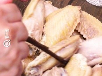 step2: <a href="https://bit.ly/3zHU5V3" target="_blank" data-keyword="雞翼" class="guide-link"><strong>雞翼</strong></a> <span style="display:inline-block;vertical-align:middle;margin-top:-3px;color:initial;border-radius:3px;padding:2px 3px;font-size:12px;line-height:14px;background:#87d300;color:#fff;">即買</span> 放冰水內冷卻，盛起後用廚紙印乾，加<span class="group_2">醃料</span>醃15分鐘
Cool the chicken wings in ice water, then pat them dry with kitchen paper. Marinate the chicken wings with the marinade for 15 minutes.