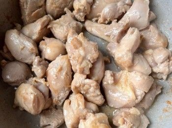 step3: 把醃好的雞腿塊和<a href="https://bit.ly/3uTwVKG" target="_blank" data-keyword="雞腎" class="guide-link"><strong>雞腎</strong></a> <span style="display:inline-block;vertical-align:middle;margin-top:-3px;color:initial;border-radius:3px;padding:2px 3px;font-size:12px;line-height:14px;background:#87d300;color:#fff;">即買</span> 粒分別煎香、放在一旁備用。