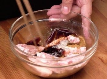 step2: 加入麻油、紹興酒、胡椒粉、蠔油、鹽、蒜鹽、黑椒、雞粉及孜然粉，放雪櫃醃<a href="https://bit.ly/3zHU5V3" target="_blank" data-keyword="雞翼" class="guide-link"><strong>雞翼</strong></a> <span style="display:inline-block;vertical-align:middle;margin-top:-3px;color:initial;border-radius:3px;padding:2px 3px;font-size:12px;line-height:14px;background:#87d300;color:#fff;">即買</span> 最少30 分鐘
Marinate with sesame oil, Shaoxing wine, white pepper powder, oyster sauce, salt, garlic salt, black pepper, chicken powder, cumin powder in fridge for at least 30 mins 