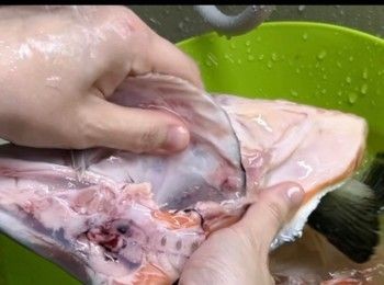 step1: 將買回來的三文魚頭開邊，沖洗乾淨，去除所有血液和魚鰓。