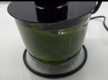 step2: 將班蘭葉與180毫升的清水，放進攪拌機打爛，然後將<span class="group_1">班蘭汁</span>過篩，提取160毫升的<span class="group_1">班蘭汁</span>。