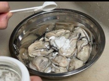 step1: 用兩至三茶匙的粟粉，將蠔清洗乾淨，過水兩至三次。
