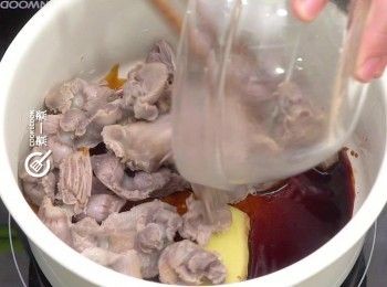 step3: 加入雞湯、<a href="https://bit.ly/3uTwVKG" target="_blank" data-keyword="雞腎" class="guide-link"><strong>雞腎</strong></a> <span style="display:inline-block;vertical-align:middle;margin-top:-3px;color:initial;border-radius:3px;padding:2px 3px;font-size:12px;line-height:14px;background:#87d300;color:#fff;">即買</span> 、薑片輕輕攪勻
Add chicken broth, chicken kidneys and ginger slices then stir gently.