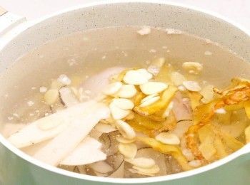 step4: 滾起後轉慢火煲2小時，完成
Once it comes to a boil again, reduce the heat to low and simmer for 2 hours. Serve hot.