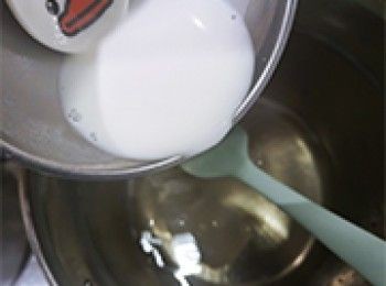 step7: [<span class="group_1">餡料</span>做法]加入糯米漿，一邊倒，一邊攪拌