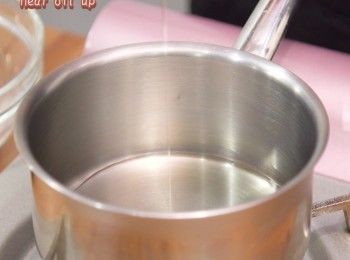 step1: 植物油加熱 
Heat oil.