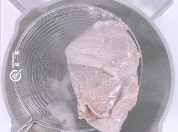 step1: 瘦肉汆水備用
Blanch lean pork and set aside.